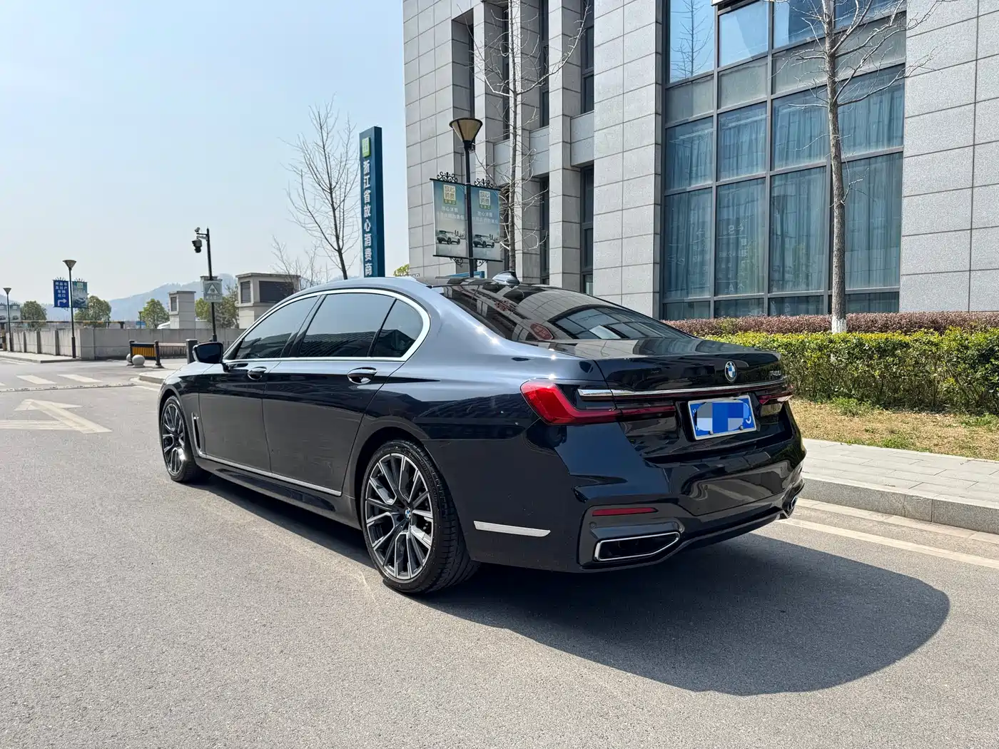 BMW 7 Series 2022 740Li Exclusive M Sport Package фото 5