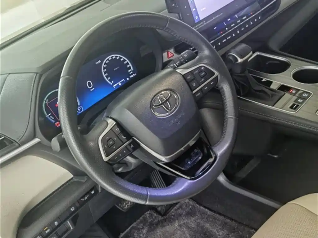 Toyota Sienna 2023 2.5L Hybrid Ultimate Edition фото 2