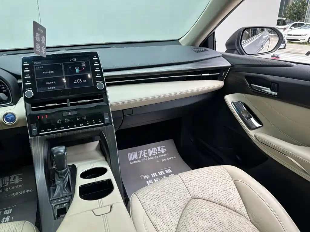 Photo 10 - Toyota Avalon