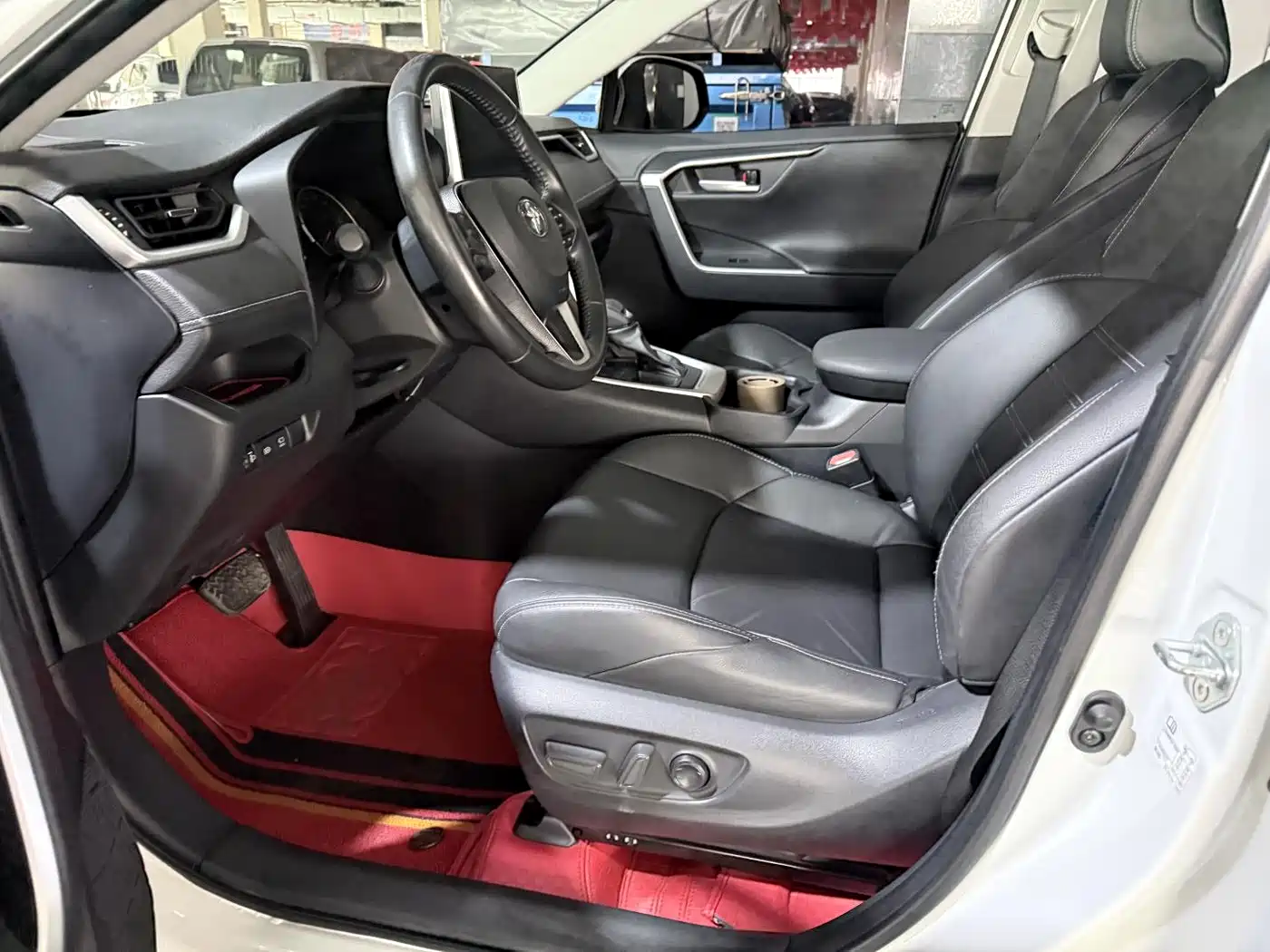 Toyota Wildlander 2023 2.0L CVT FWD Luxury PLUS фото 8