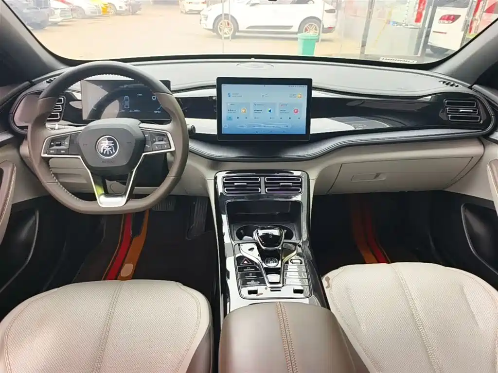 BYD Qin PLUS 2024 Glory Edition DM-i 55KM Leading фото 10