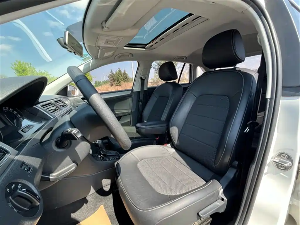 Škoda Skoda Rapid Spaceback 2016 Facelift 1.6L Automatic Innovation Edition фото 18