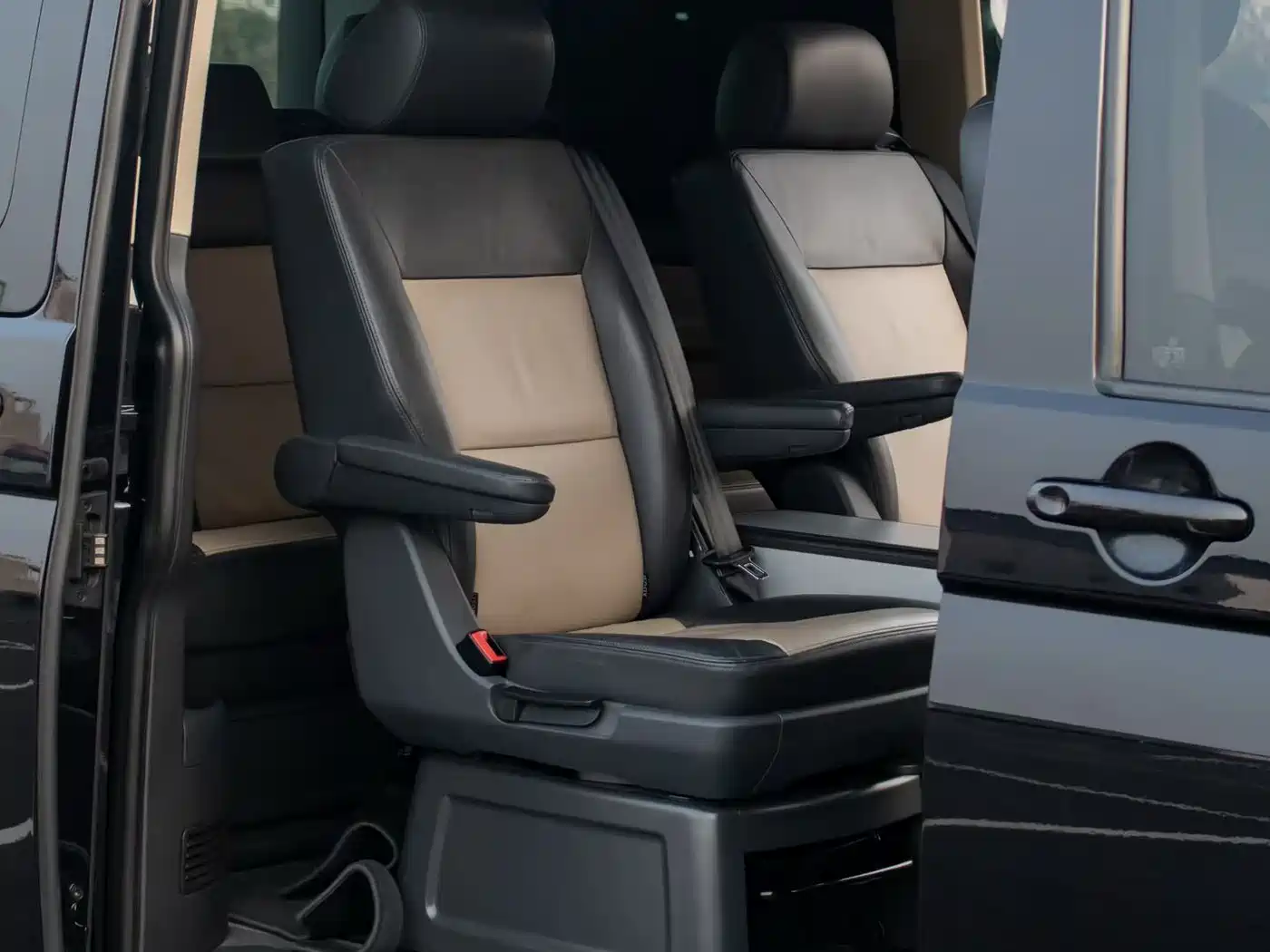 Volkswagen Multivan 2012 2.0TSI 4WD Premium фото 7