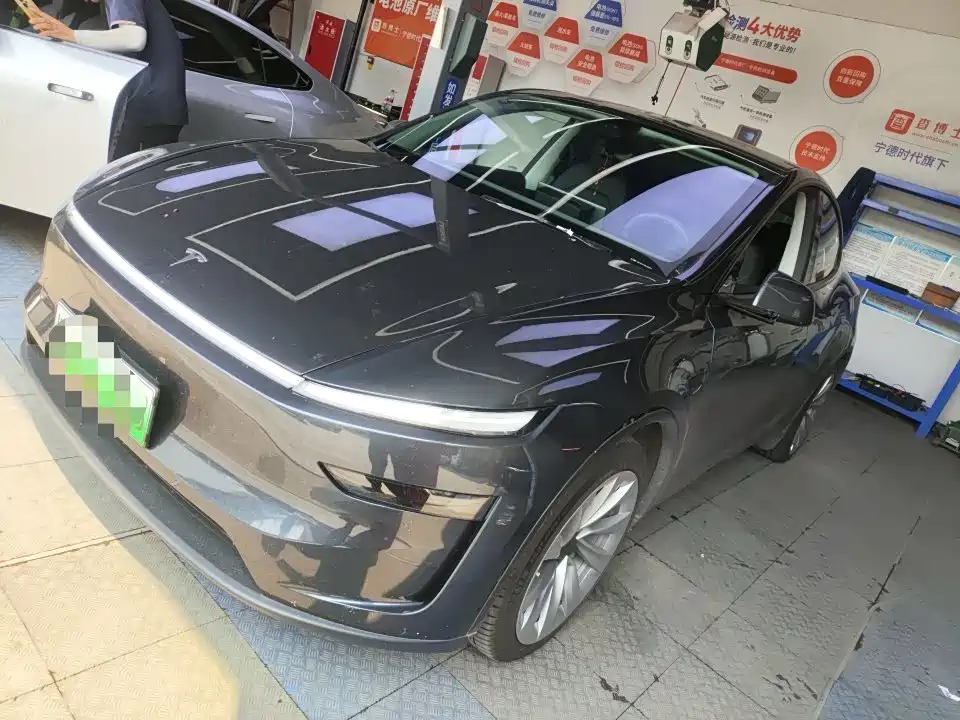 Tesla Model Y 2025