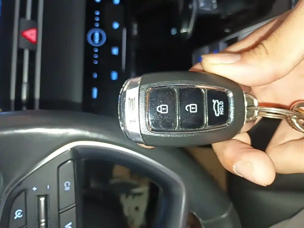 Hyundai Elantra 2021 1.5L CVT LUX Premium Edition фото 9