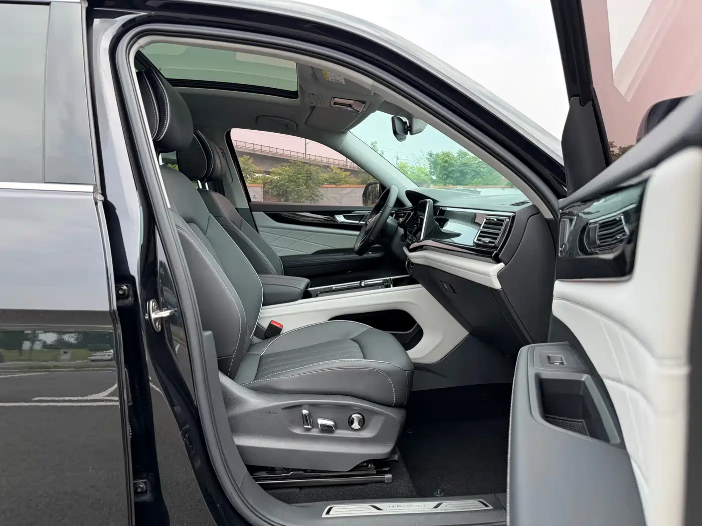 Volkswagen Teramont 2023 330TSI FWD Premium Luxury Edition фото 16