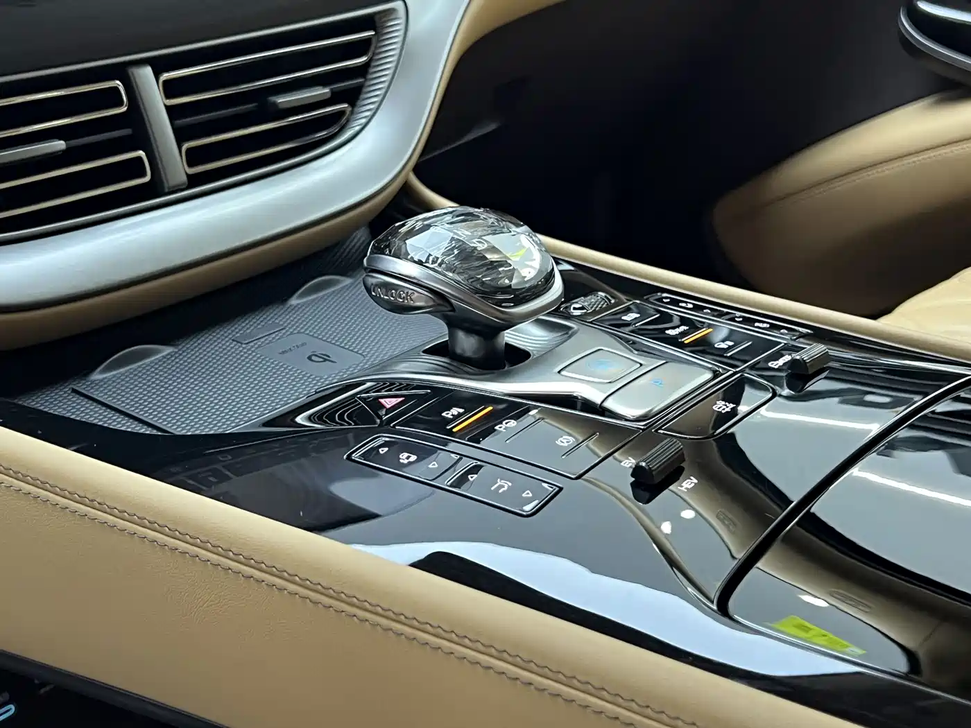 Denza D9 2025 2025 Model DM-i Smart Drive Edition 1020 AWD Flagship