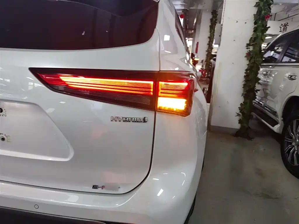 Toyota Highlander 2022 Model Dual Engine 2.5L 4WD Premium Edition 7-Seater фото 8