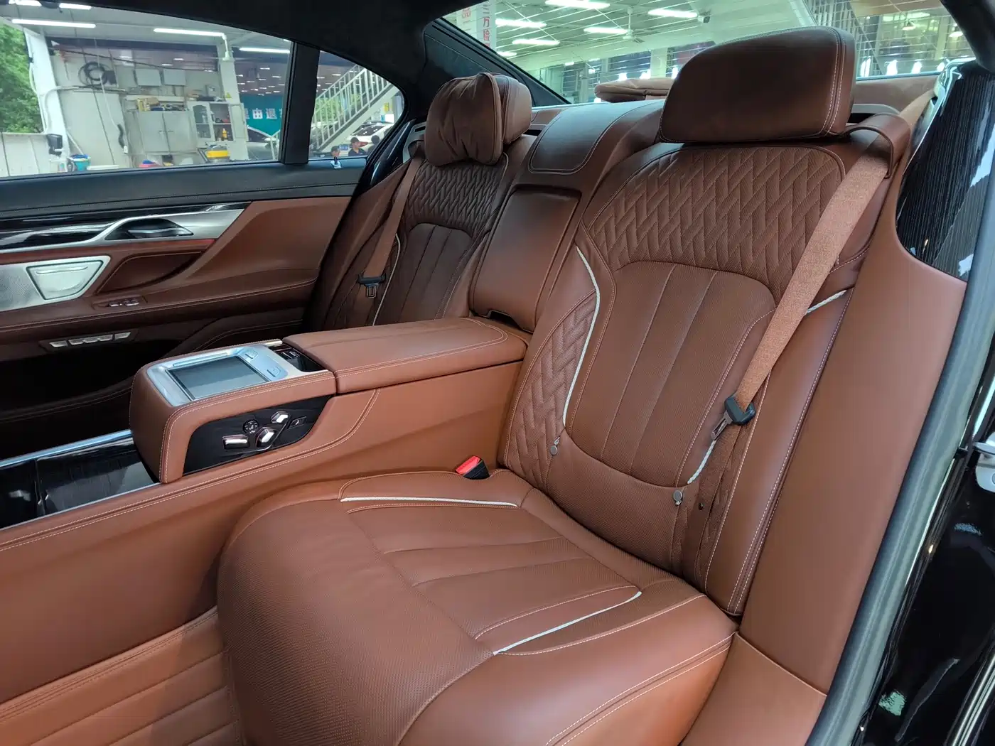 BMW 7 Series 2018 M760Li xDrive фото 16