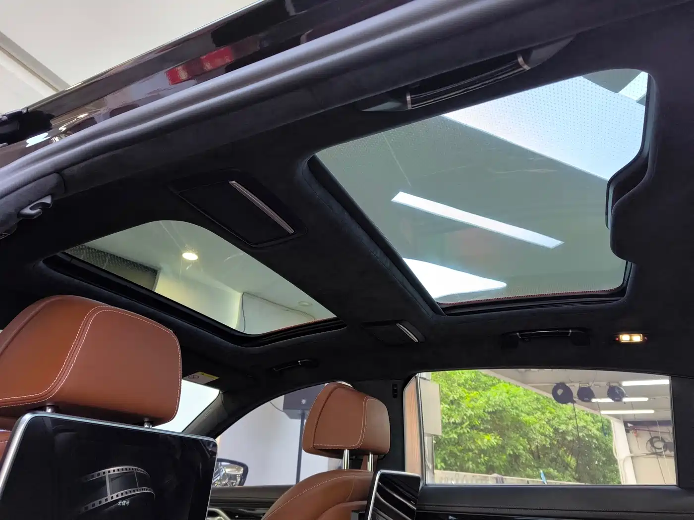 BMW 7 Series 2018 M760Li xDrive фото 30