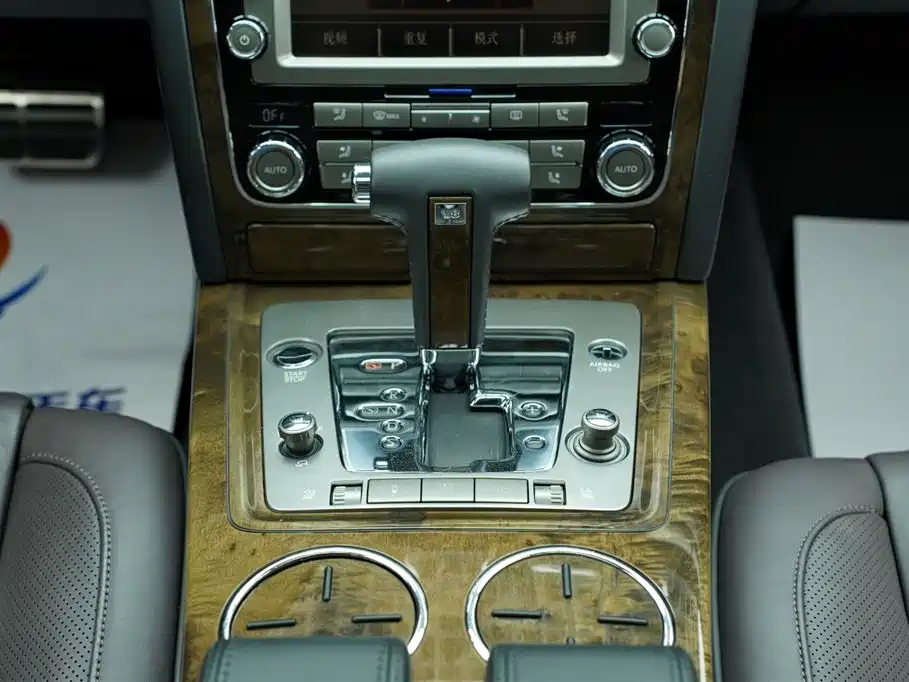 Volkswagen Phaeton 2012 4.2L Luxury Custom фото 29