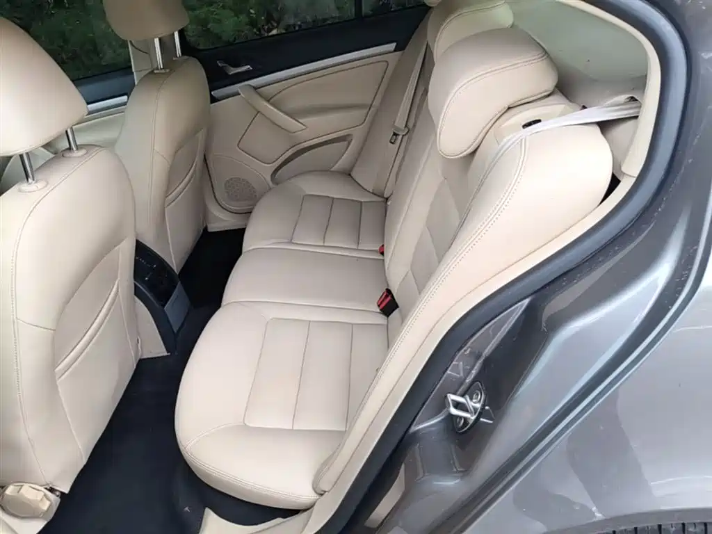 Škoda Octavia 2015 Classic 1.6L Automatic Elite Edition фото 17