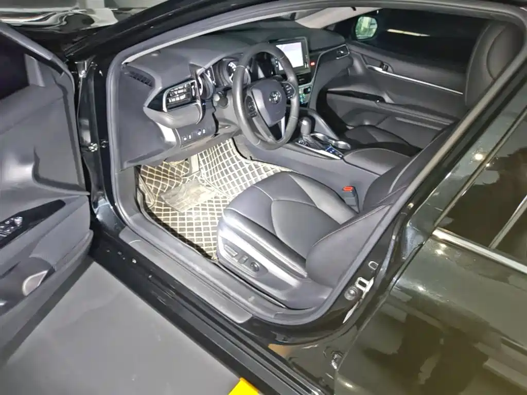 Toyota Camry 2021 Hybrid 2.5HGVP Leading Edition фото 16