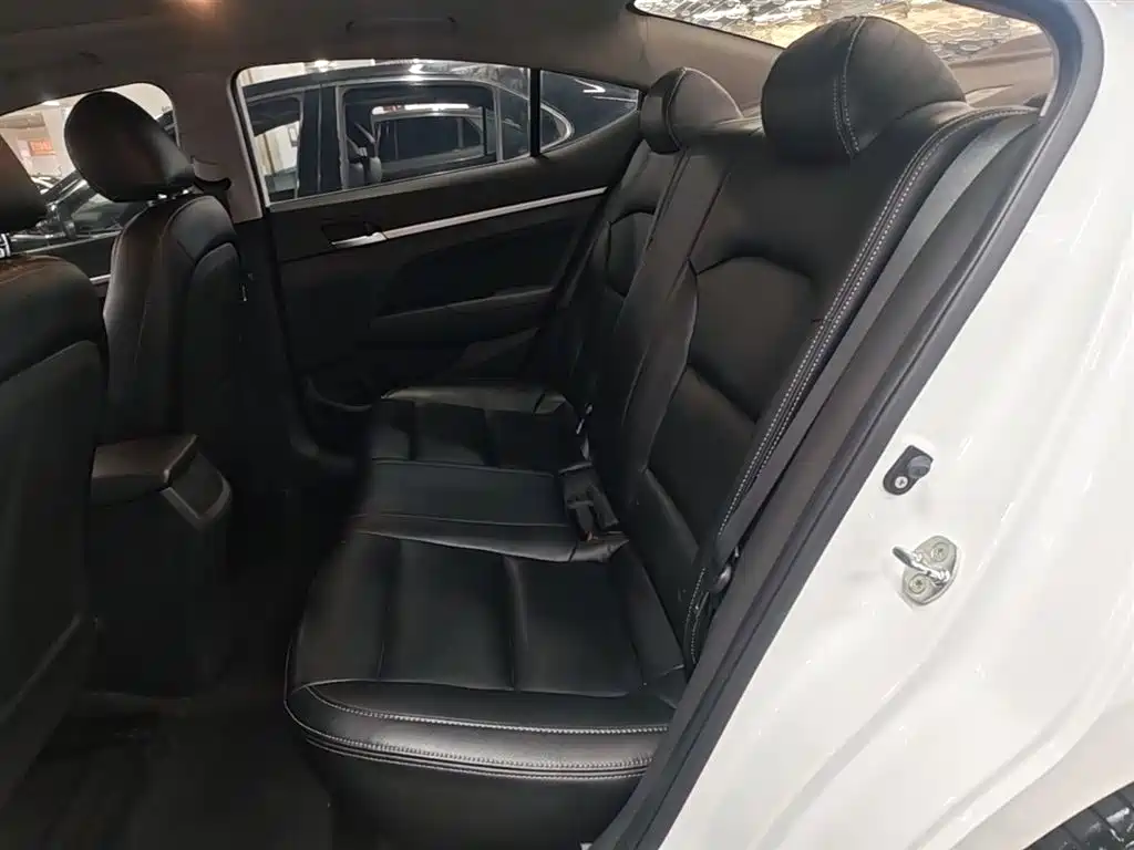 Hyundai Elantra 2016 Model 1.6L Automatic Smart Elite фото 17