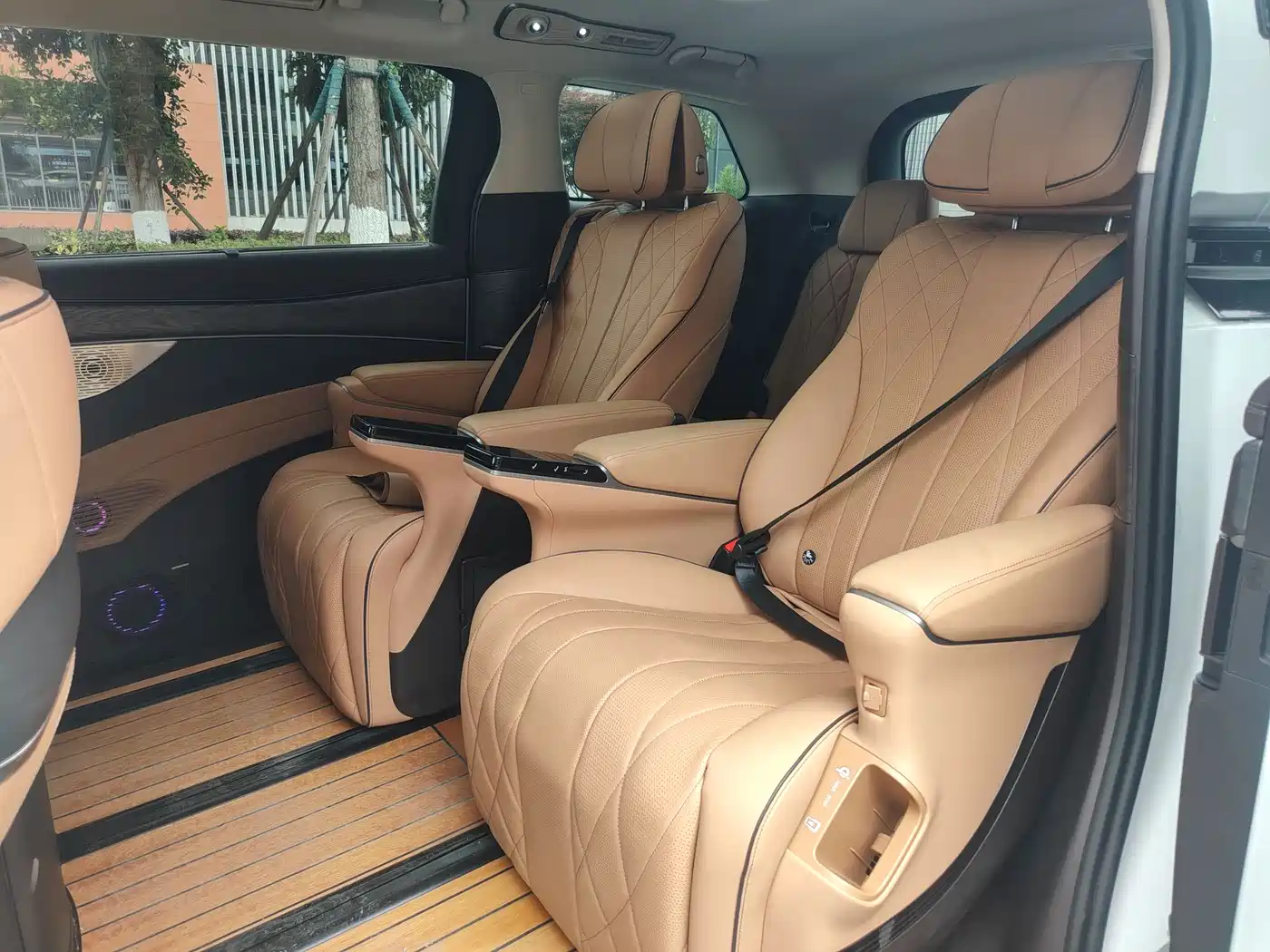 Denza D9 2024 EV 620 Premium фото 15