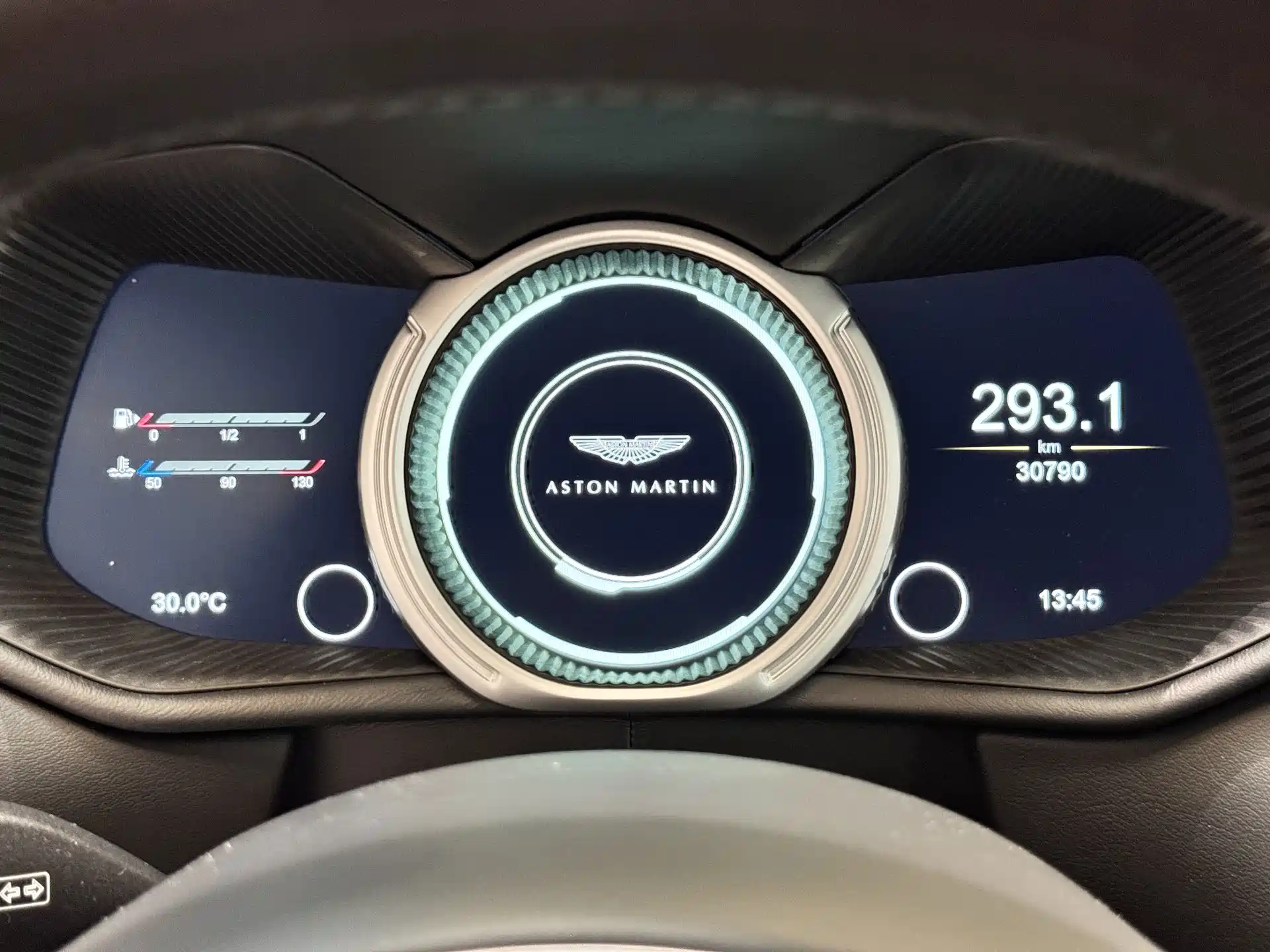 Фото 25 - Aston Martin DB11