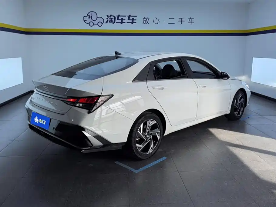 Hyundai Elantra 2023 1.5L CVT GLX Elite Edition фото 3