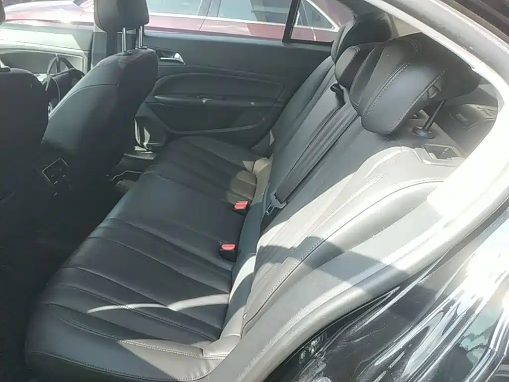صورة 17 - Peugeot 408