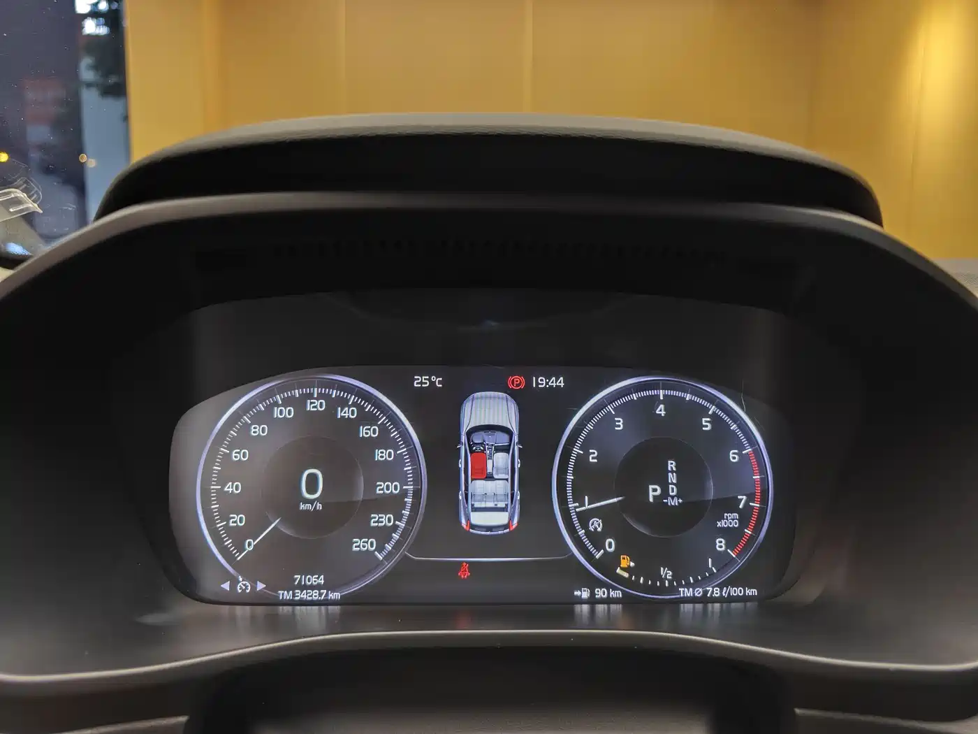 Фото 35 - Volvo XC40