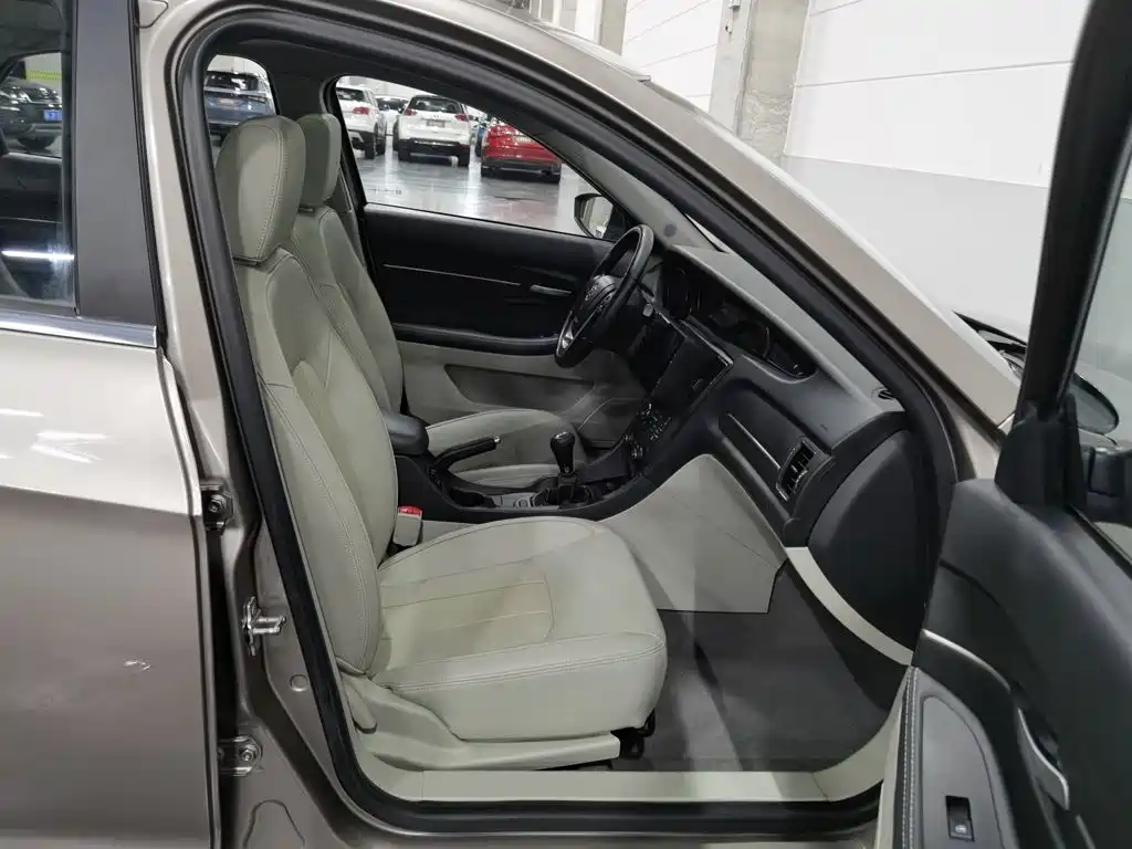 BAIC Senova D50 2015 2015 1.5L Manual Comfort Value Navigation Edition