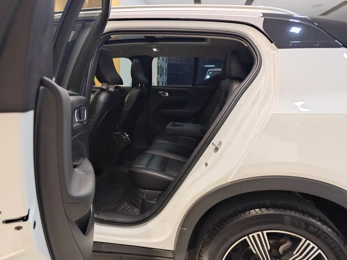 Фото 22 - Volvo XC40