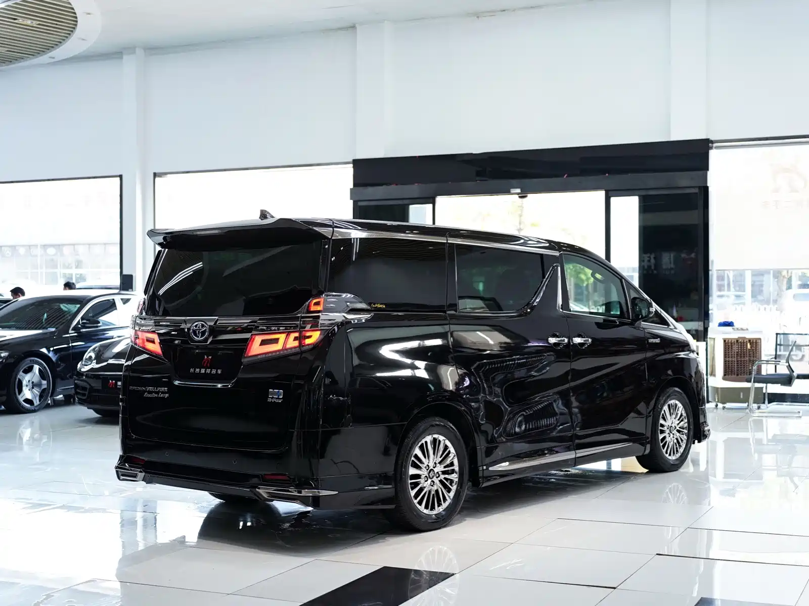 Фото 21 - Toyota Vellfire