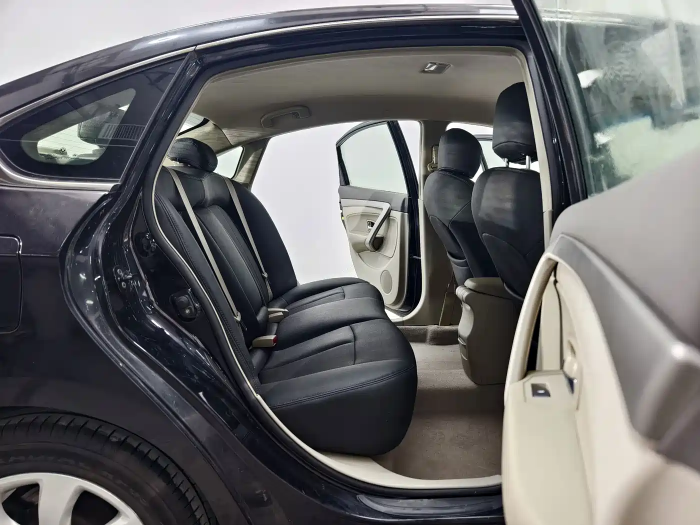 Dongfeng Aeolus Dongfeng Fengshen A60 2013 2012 1.6L Automatic Luxury