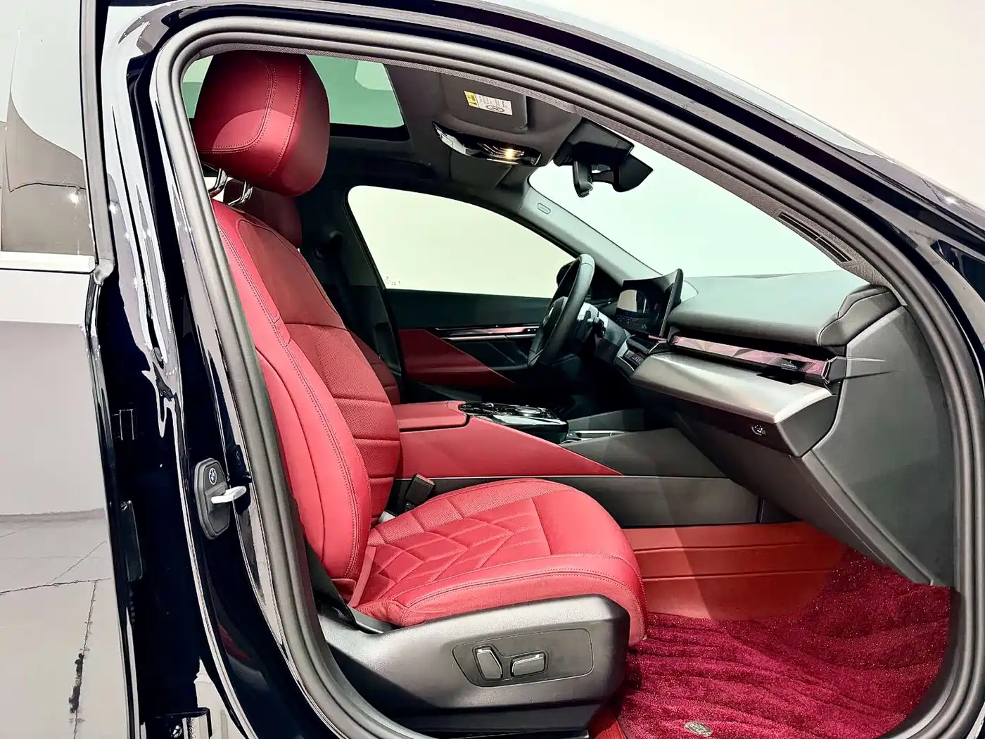 BMW 5 Series 2025 530Li Leading M Sport Package фото 19