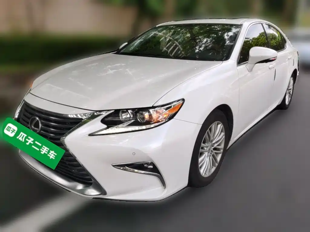 Фото 1 - Lexus ES