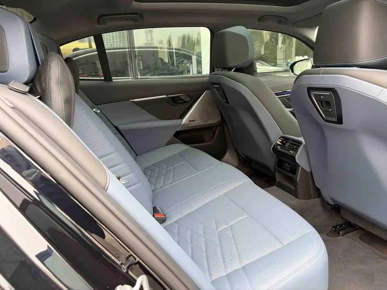 BMW i5 2024 eDrive 35L Premium Model M Sport Package фото 12