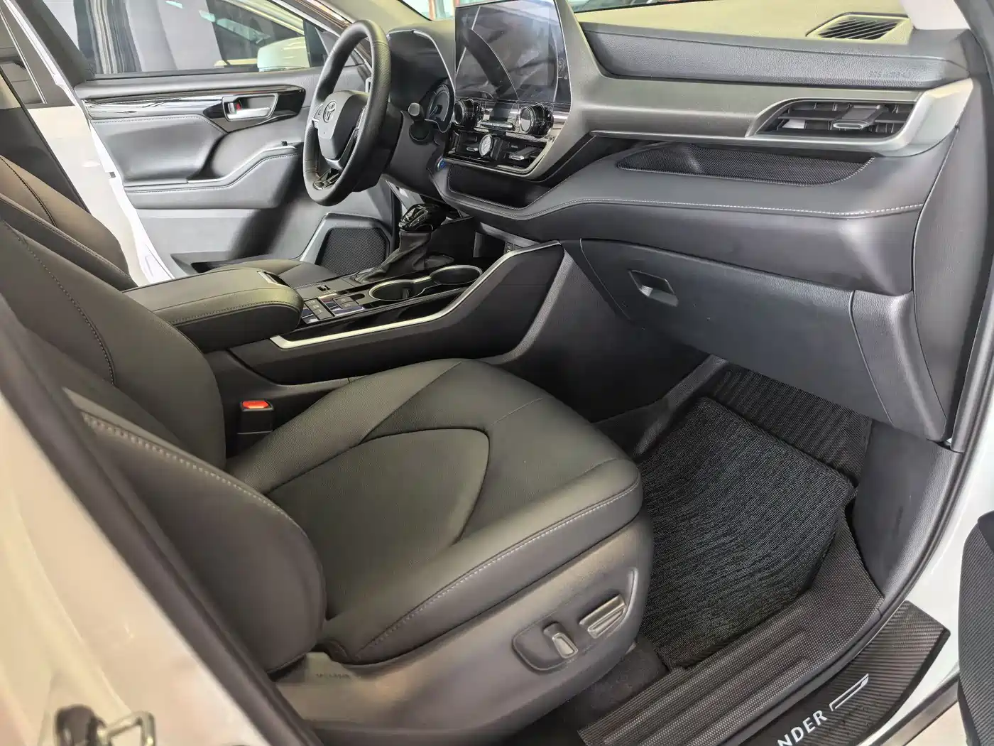 Toyota Highlander 2022 Model Dual Engine 2.5L 4WD Premium Edition 7-Seater фото 14