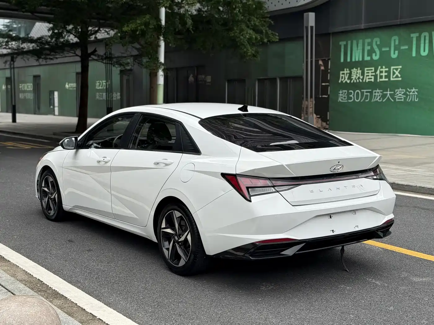 Hyundai Elantra 2021 1.5L CVT LUX Premium Edition фото 6