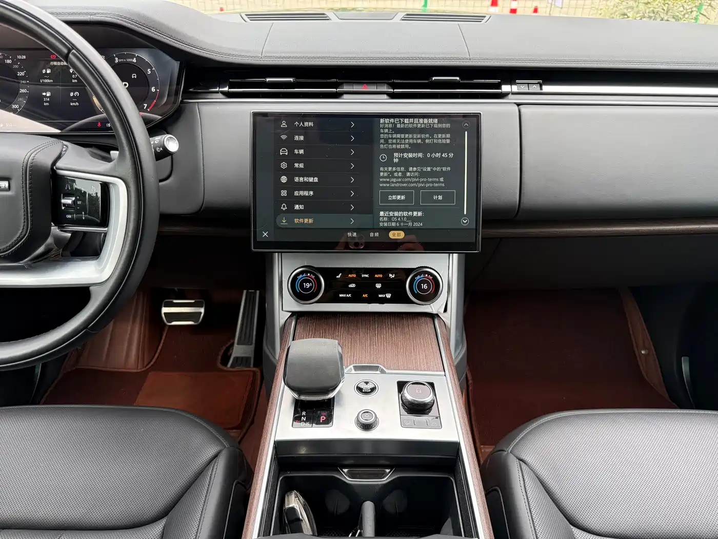 Land Rover Range Rover 2023 3.0 L6 400PS Golden Age 7-Seater Long Wheelbase фото 9