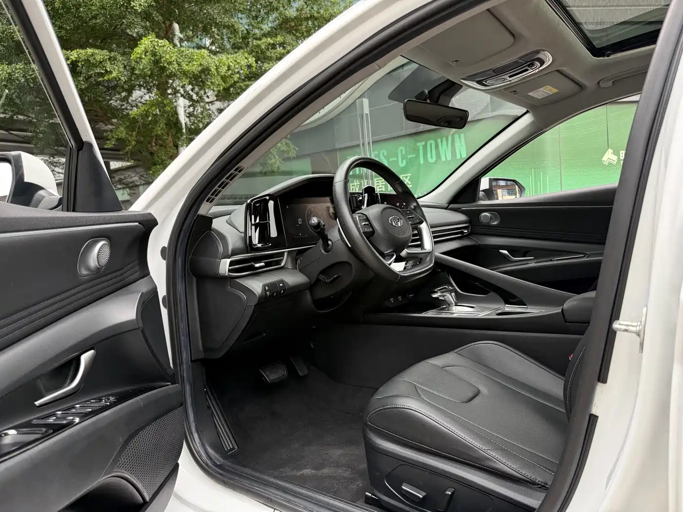 Hyundai Elantra 2021 1.5L CVT LUX Premium Edition фото 10