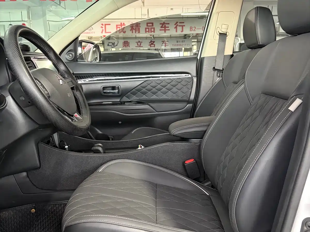 Mitsubishi Outlander 2021 2.0L 2WD Yaodong Edition 5-seater фото 9