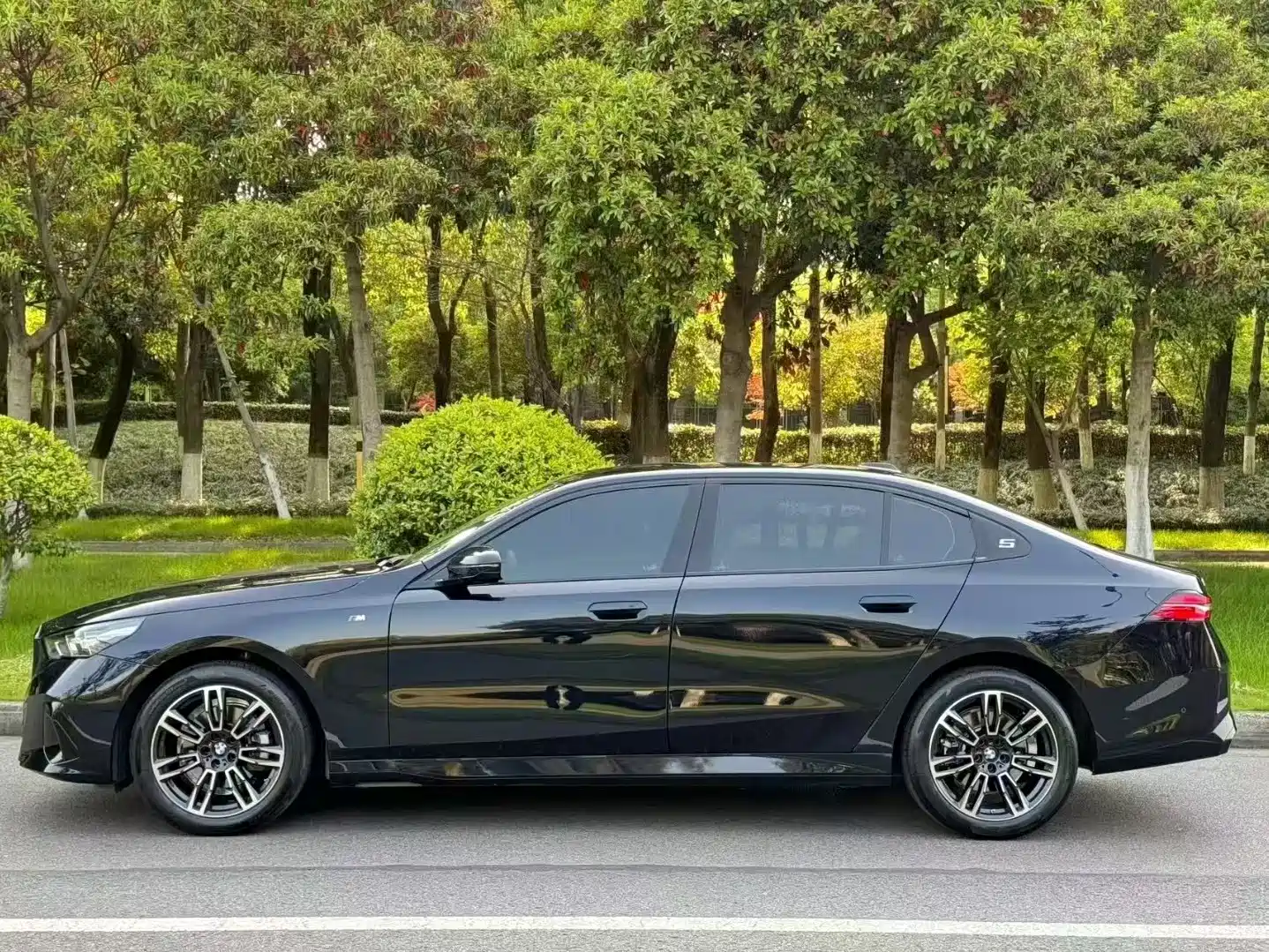 Photo 2 - BMW 5 Series