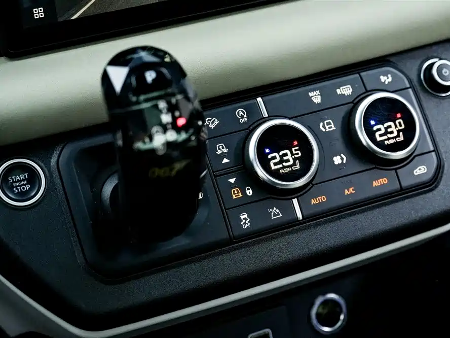 Land Rover Defender 2020 Model 110 P400 SE фото 18