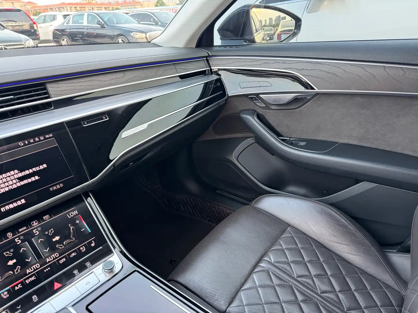 Photo 11 - Audi A8