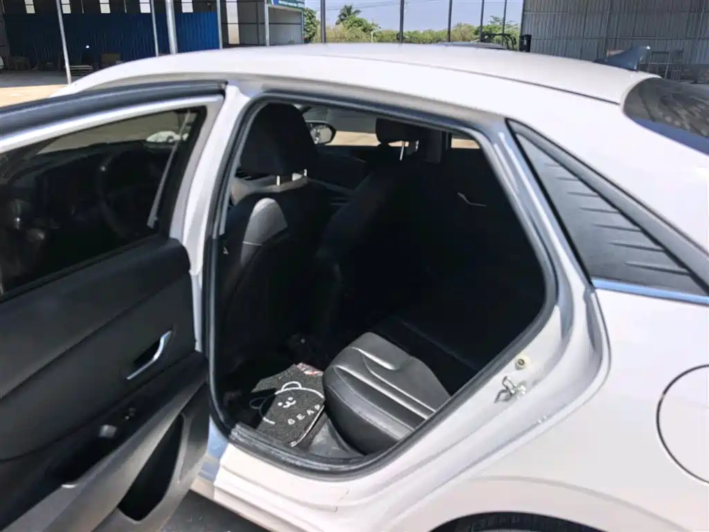 Hyundai Elantra 2021 1.5L CVT GLX Elite Edition фото 8