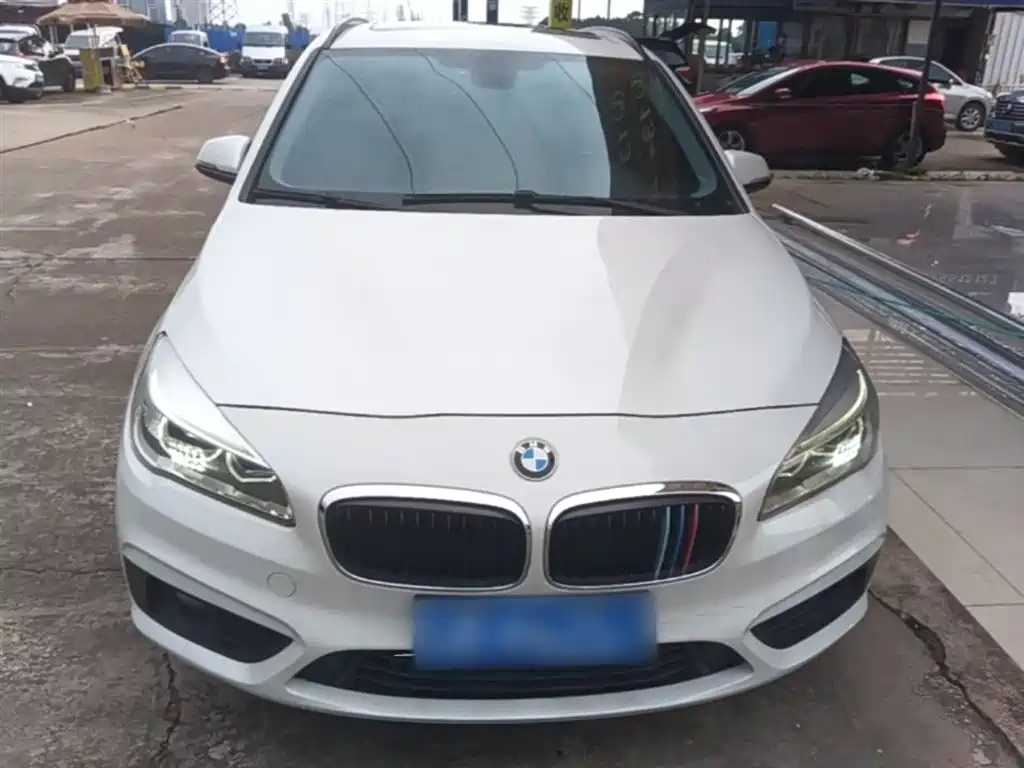 BMW 2 Series Touring 2016 218i Leading фото 3