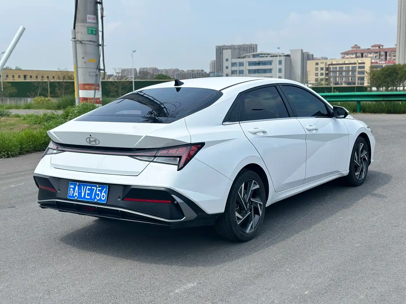 Hyundai Elantra 2023 Model 1.5L CVT LUX Premium Edition фото 9