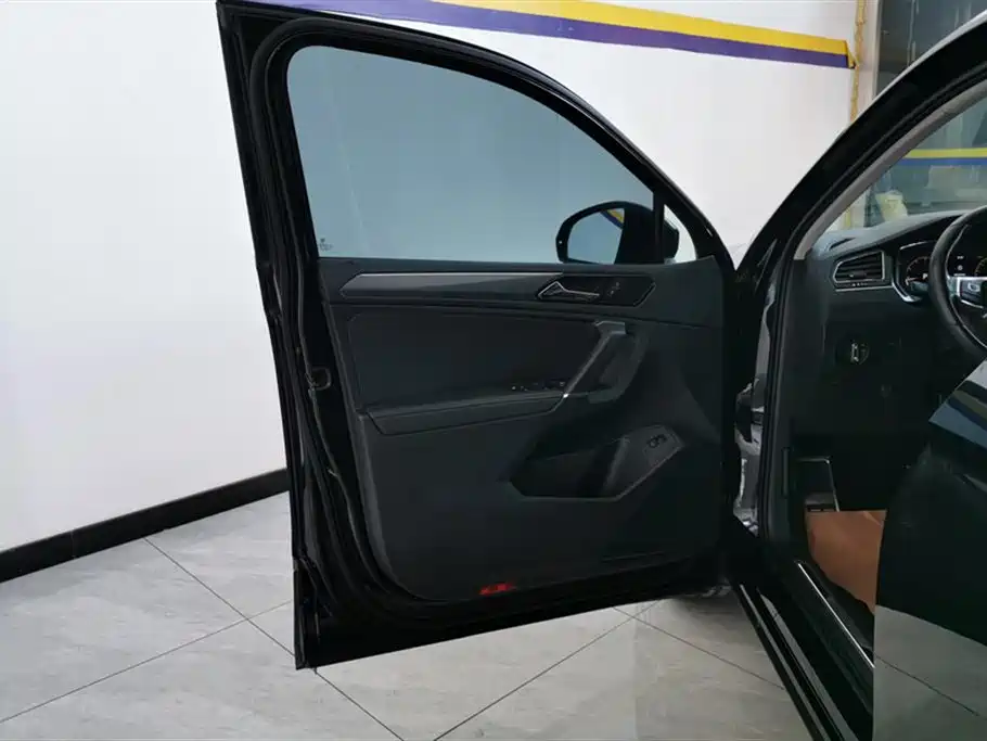 Volkswagen Tiguan L 2021 330TSI Automatic 2WD R-Line Premium фото 7