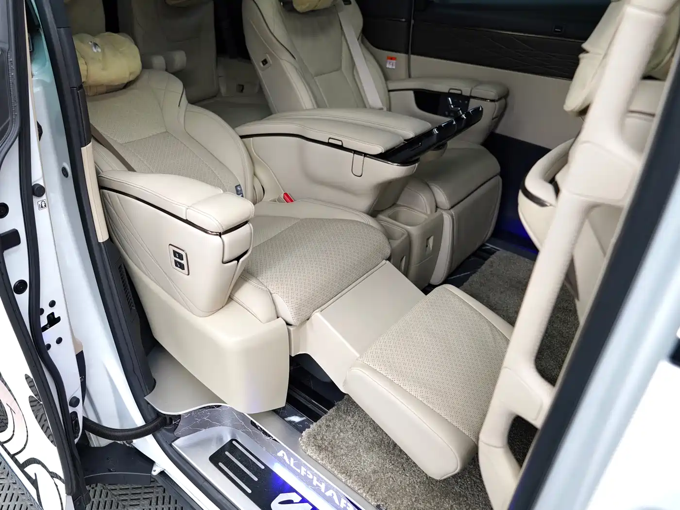 Toyota Alphard 2024 Hybrid 2.5L Ultimate Enjoyment Edition фото 16