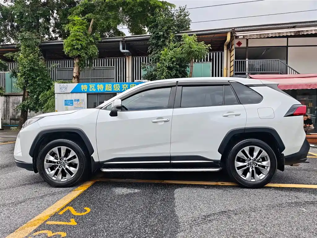 Toyota Wildlander 2022 2.0L CVT FWD Luxury PLUS Edition фото 8