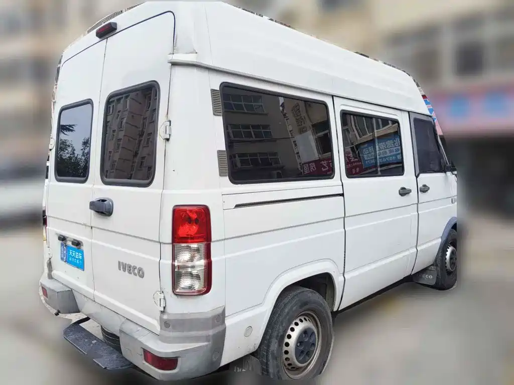 Iveco Daily 2020 2020 Model 2.5T A35 Bus Single-Tire Medium Roof 5-9 Seats China V