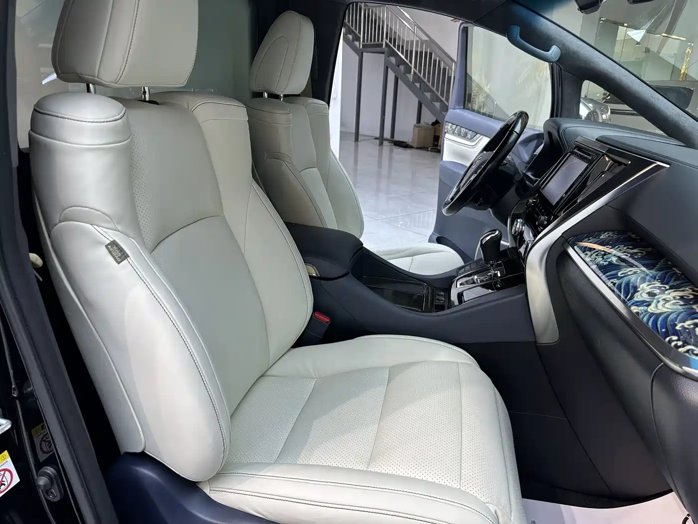 Toyota Alphard 2018 3.5L Luxury фото 13