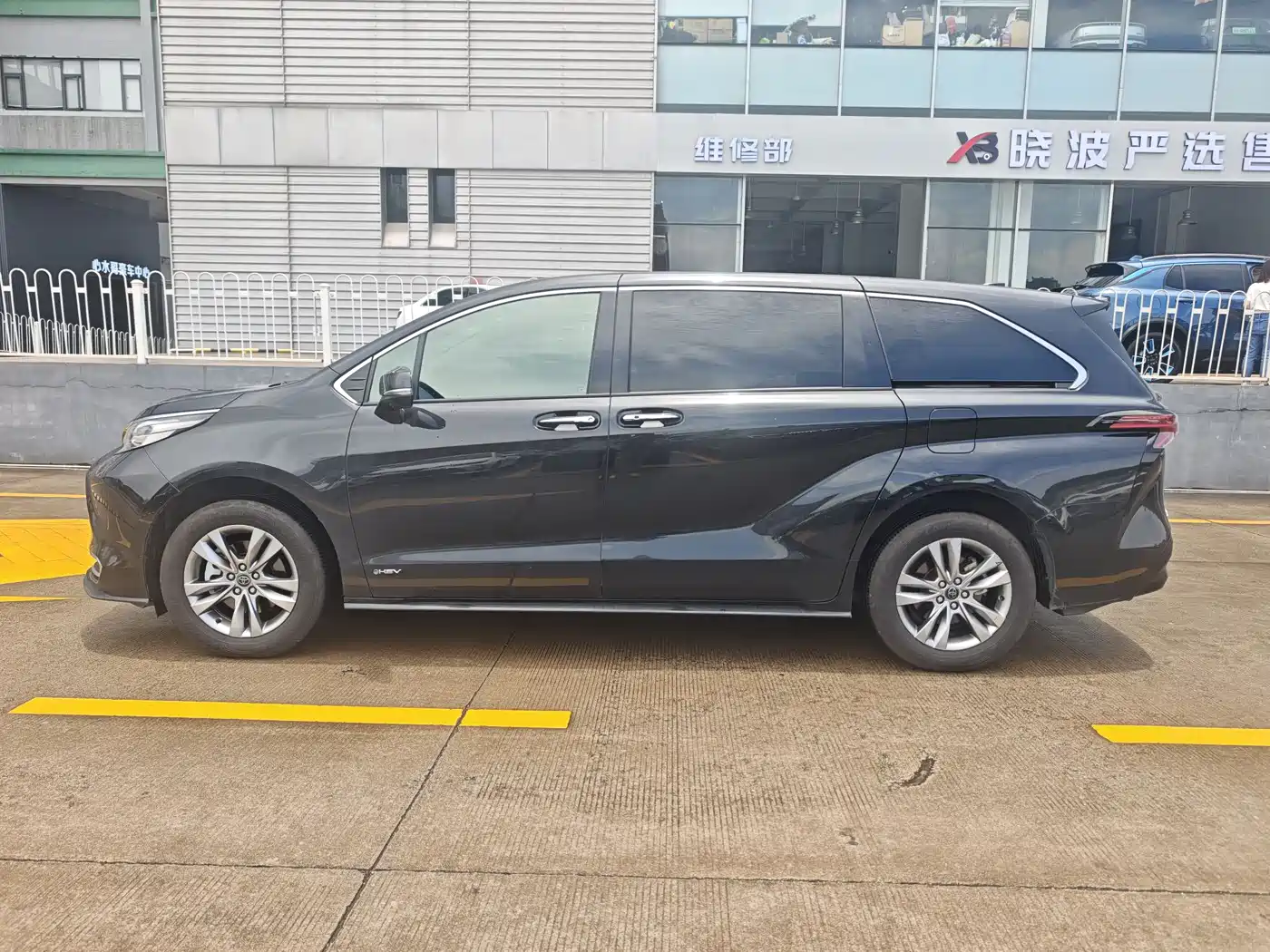 Toyota Sienna 2024 2.5L Hybrid Luxury Edition фото 5