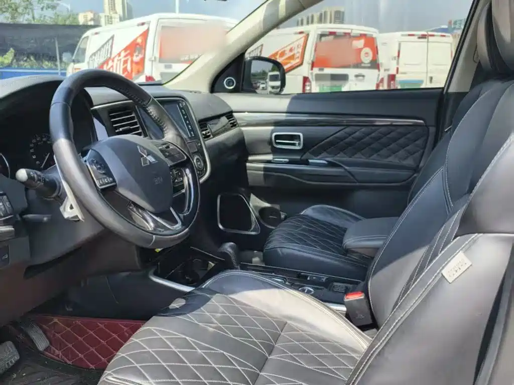MITSUBISHI OUTLANDER