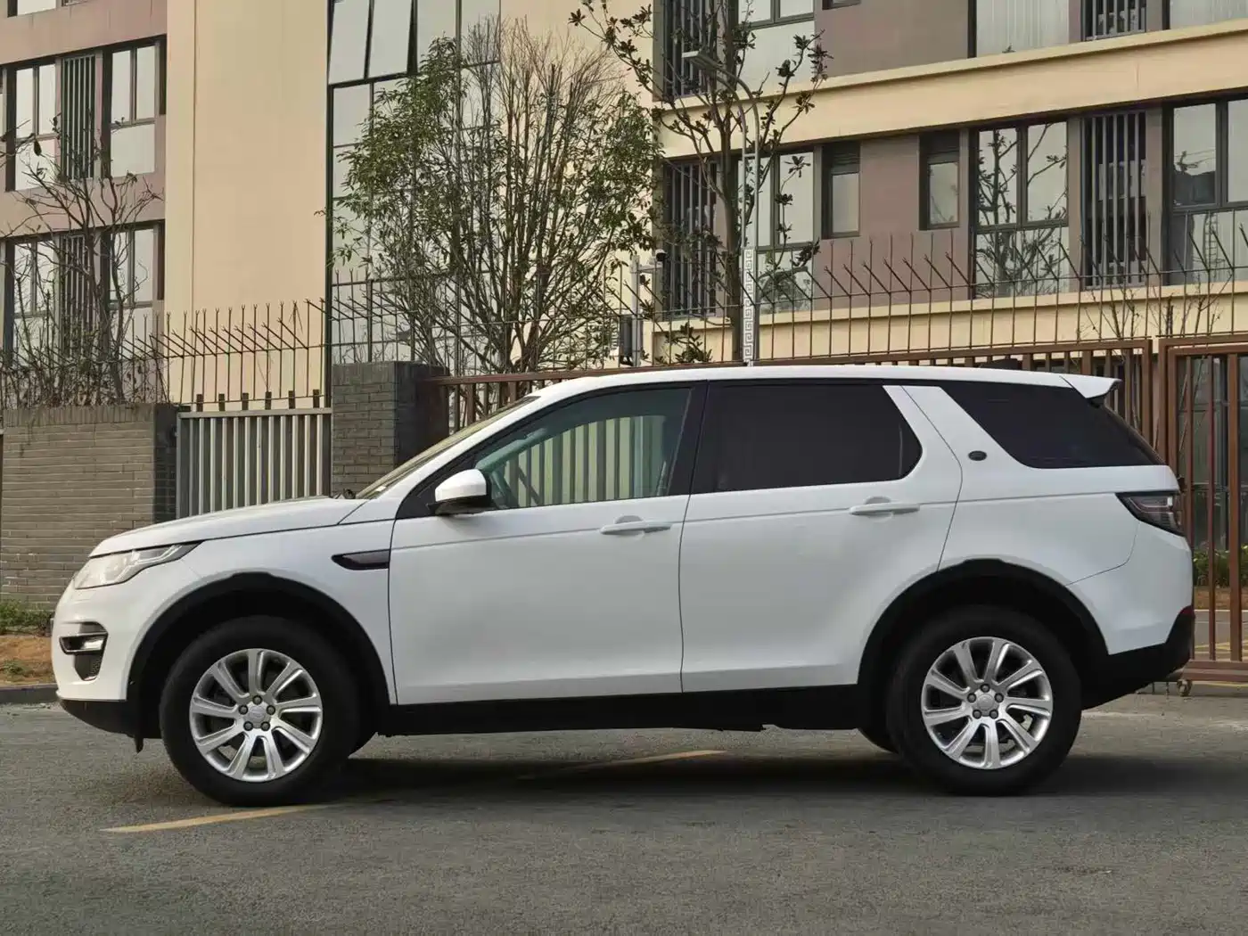 Land Rover Discovery Sport 2018 240PS SE Edition фото 13