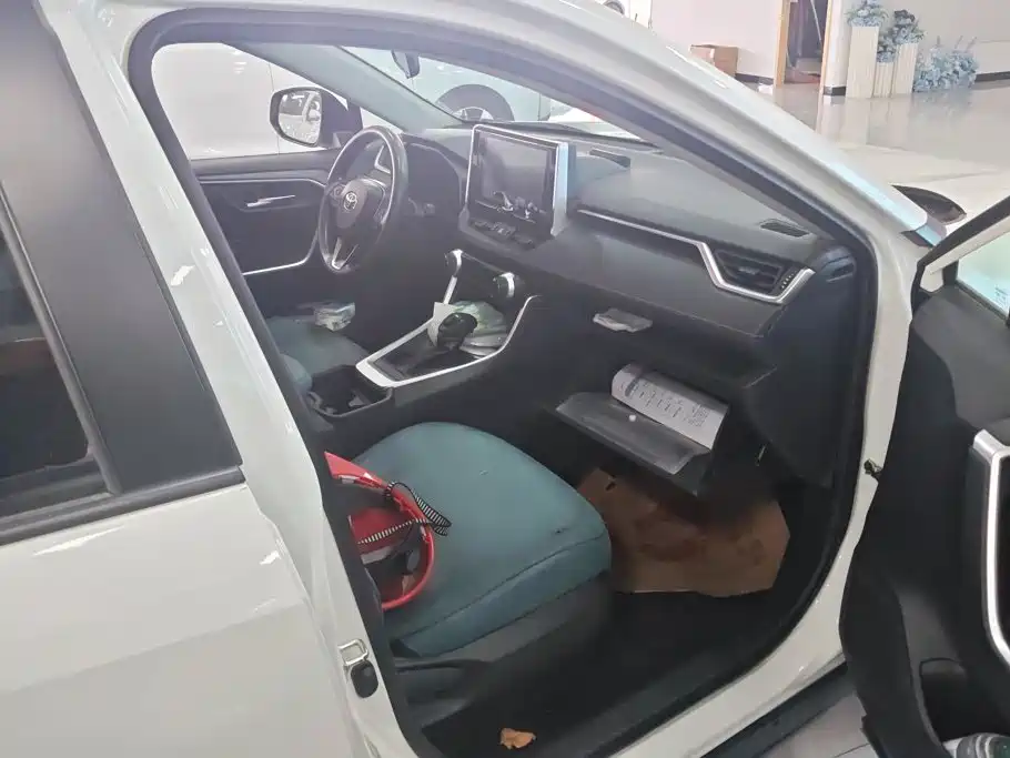 Фото 8 - Toyota RAV4